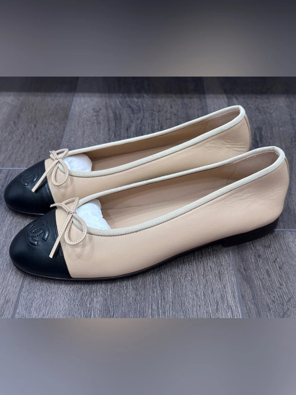 CHANEL CLASSIC CC LOGO BEIGE & BLACK LEATHER BALLET FLATS SHOES Size 37